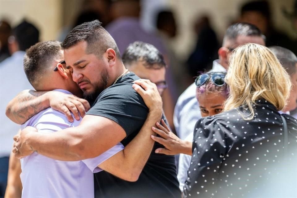 Cientos de dolientes de Uvalde, Texas, comenzaron a enterrar a las víctimas de la masacre en la primaria Robb, entre ellas 19 niños.