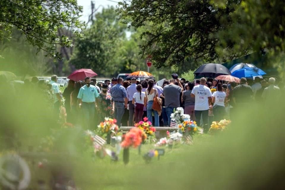 Cientos de dolientes de Uvalde, Texas, comenzaron a enterrar a las víctimas de la masacre en la primaria Robb, entre ellas 19 niños.