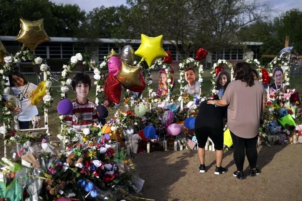 Cientos de dolientes de Uvalde, Texas, comenzaron a enterrar a las víctimas de la masacre en la primaria Robb, entre ellas 19 niños.