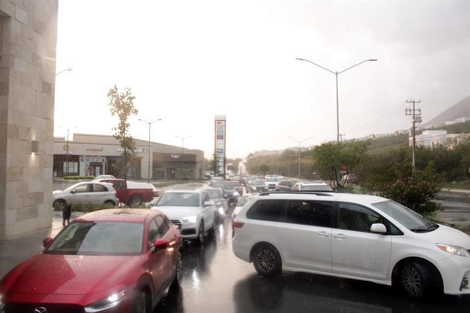 Vecinos de la Colonia Contry Sur bloquearon ayer la Avenida La Luz para exigir una solución a la falta de agua.