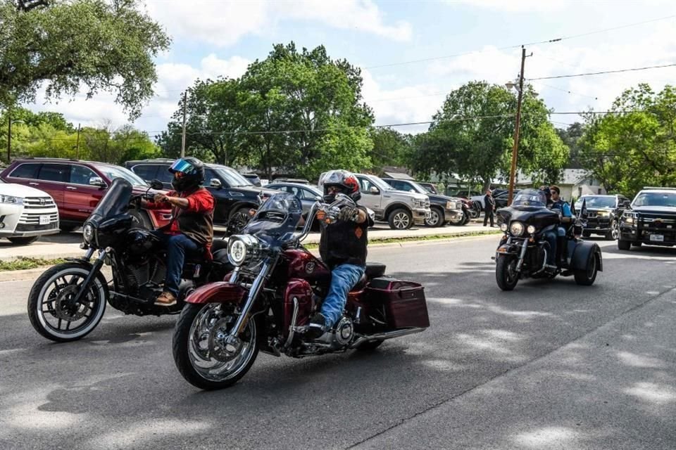 Motociclistas lideraron la procesión de las carrozas fúnebres.