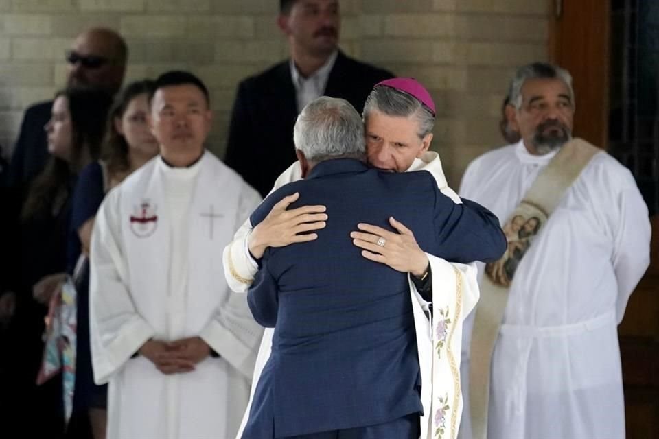 El Arzobispo Gustavo García-Siller abraza a un hombre que llegó a la misa.