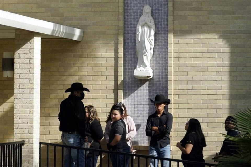 Personas esperan a que inicie la misa para los García en la Iglesia Católica del Sagrado Corazón, en Uvalde, Texas.