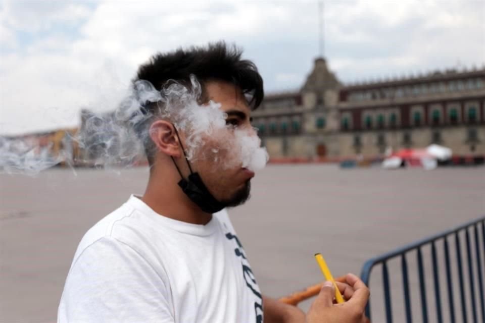 En el País ya existía un mercado formal y creciente de vapeadores, pero tras su prohibición expertos temen que ahora se vendan en la informalidad sin supervisión y sin garantizar medidas seguras para el usuario, algo que ya sucedía, pero que expertos creen aumente.