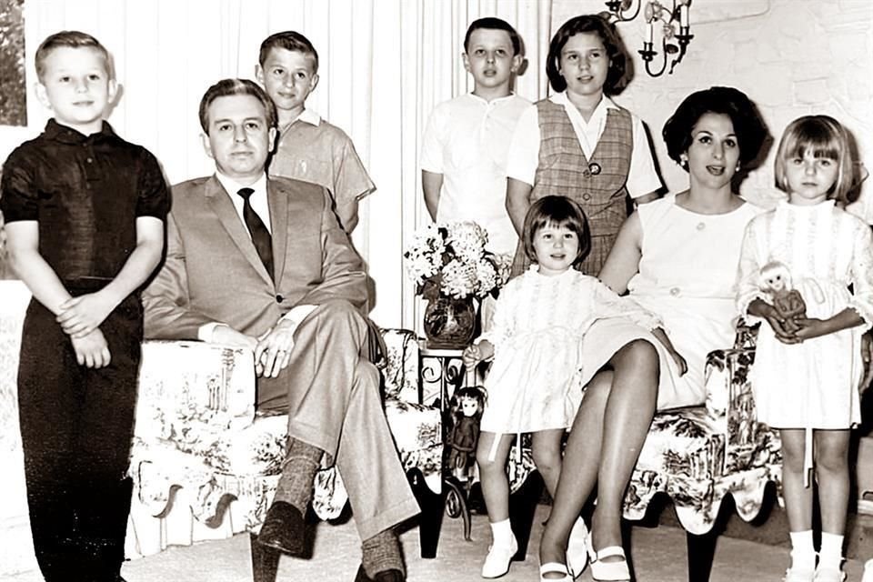 Bernabé del Valle y Martha de la Garza de Del Valle con sus hijos Carlos, Mauricio, Bernabé (finado), Marta, Catalina y Marcela del Valle