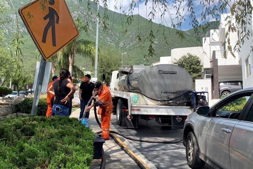 Ante la situación crítica en el suministro de agua, las colonias del sur de Monterrey recibieron el apoyo de pipas para almacenar el líquido y utilizarlo en sus actividades diarias.