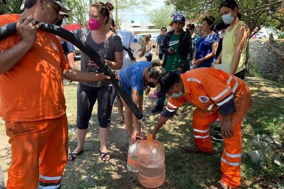 Desde la mañana llegó el servicio de pipas del Municipio de Monterrey y de Agua y Drenaje.