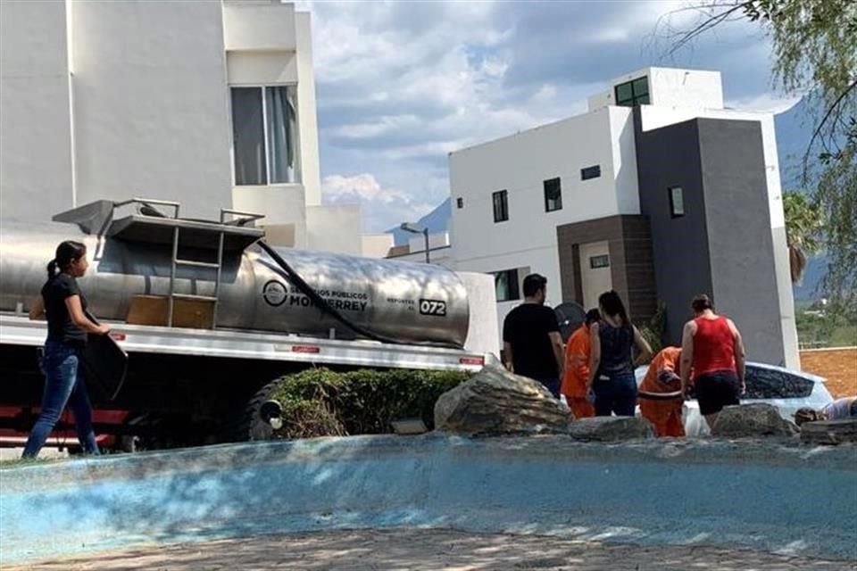 Los vecinos reportan que sólo entre las 11:00 y las 14:00 horas han tenido agua en al menos los últimos tres días, pero el resto de la jornada deben utilizar botes y garrafones.