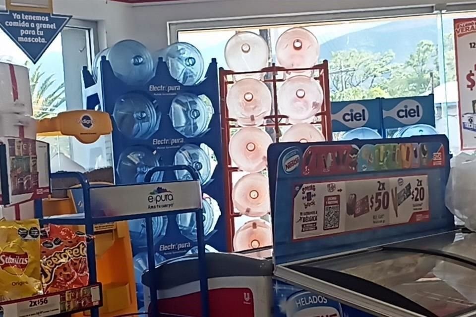 En tiendas de conveniencia del sur de la Ciudad, los vecinos ya no encuentran garrafones de agua.