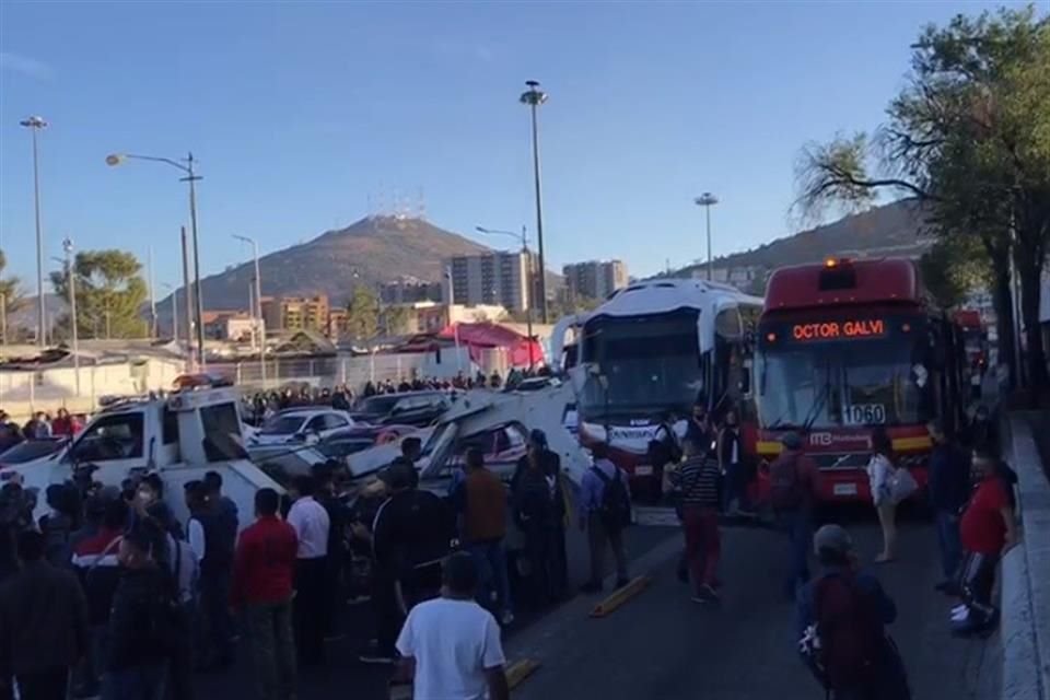 Bloqueo de transportistas en Insurgentes Norte, a la altura del paradero de Indios Verdes.