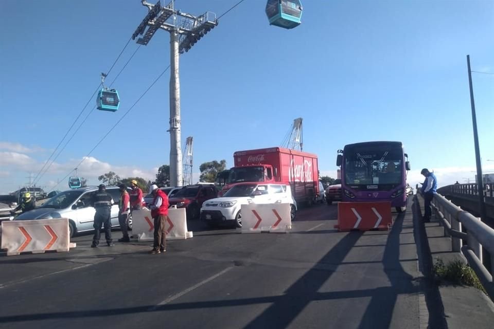 En Ermita Iztapalapa y Periférico también hay bloqueo, pero los automovilistas se están desviando, por lo que el tránsito es fluido.