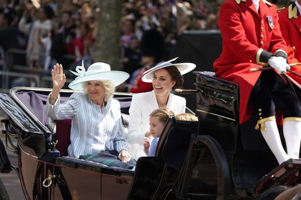 Camila y Catalina llegaron en carruajes para presenciar el espectáculo.