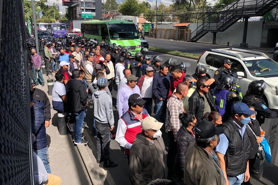 Tras ser replegados, conductores de transporte público caminan hacia el Centro, donde se prevé que realicen una conferencia.