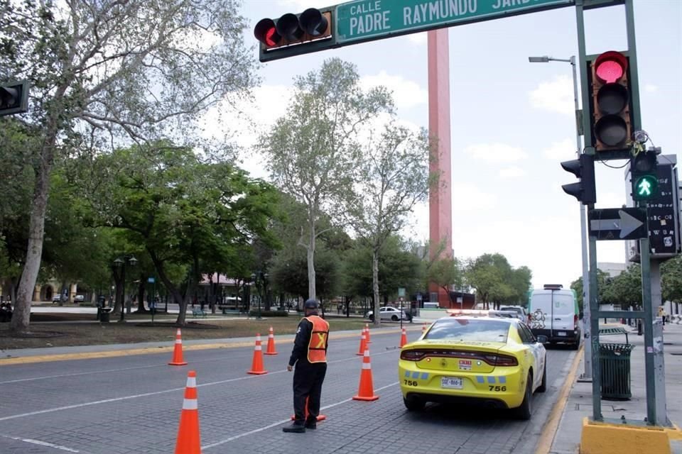Con detectores de velocidad y hasta una cámara para fotomultas, la dependencia estatal aseguró realizar una medición de la contaminación, en la calle Zuazua, frente a la Catedral de Monterrey.