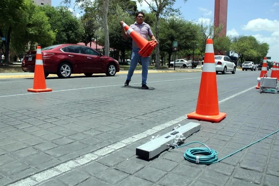 Con detectores de velocidad y hasta una cámara para fotomultas, la dependencia estatal aseguró realizar una medición de la contaminación, en la calle Zuazua, frente a la Catedral de Monterrey.