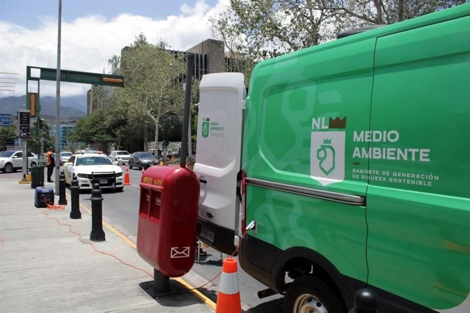 Con detectores de velocidad y hasta una cámara para fotomultas, la dependencia estatal aseguró realizar una medición de la contaminación, en la calle Zuazua, frente a la Catedral de Monterrey.