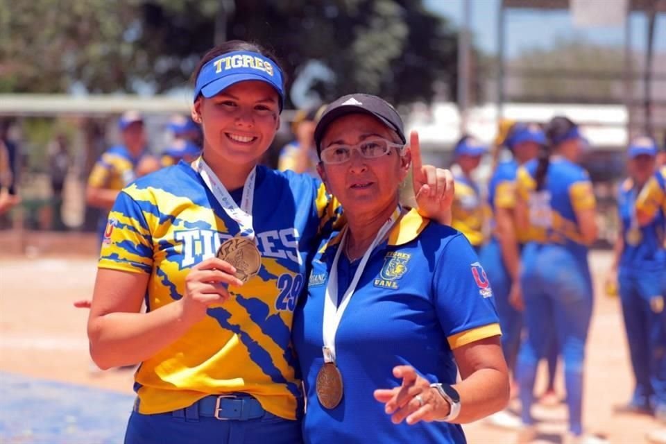 Yanina Zapata y su hija Yanina Treviño festejan en Ciudad Juárez.
