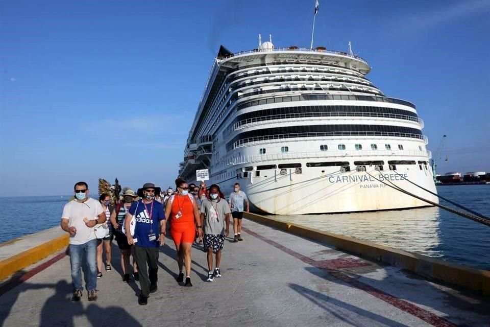 Las líneas de cruceros enfrentan escasez de personal y han cancelado algunas actividades a bordo.