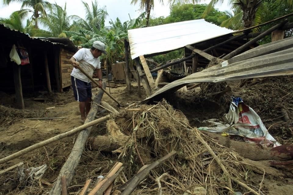 Cientos de personas fueron afectadas por el paso del huracán 'Agatha', en Oaxaca.