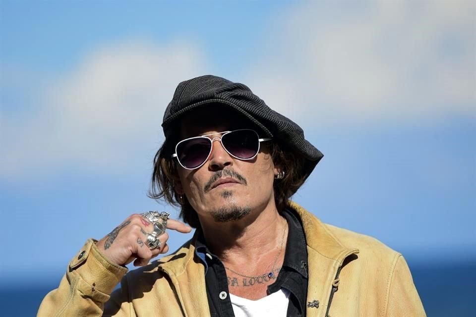 Mientras firmaba autógrafos para sus fans, Johnny Depp hizo una broma sobre su dedo amputado, que perdió en una discusión con su ex esposa.