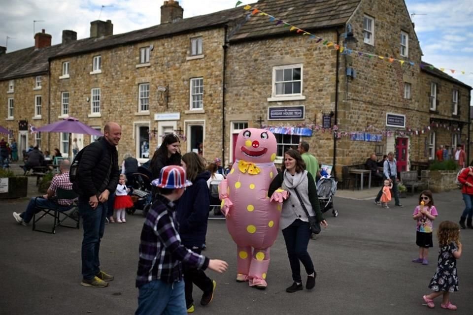 Los fanáticos de la realeza británica han festejado el Jubileo de Platino de Isabel II.