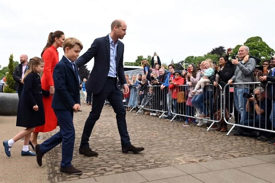 El Príncipe Guillermo, Catalina y sus hijos, el príncipe Jorge  y la princesa Carlota de Gran Bretaña caminan hacia los simpatizantes mientras visitan el castillo de Cardiff en Gales.