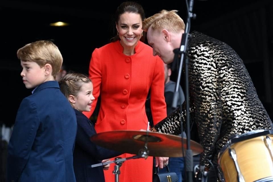 Con el Derby de Epsom Downs y un concierto con estrellas de pop en Londres, se realiza el tercer día de festejos del Jubileo de Isabel II.