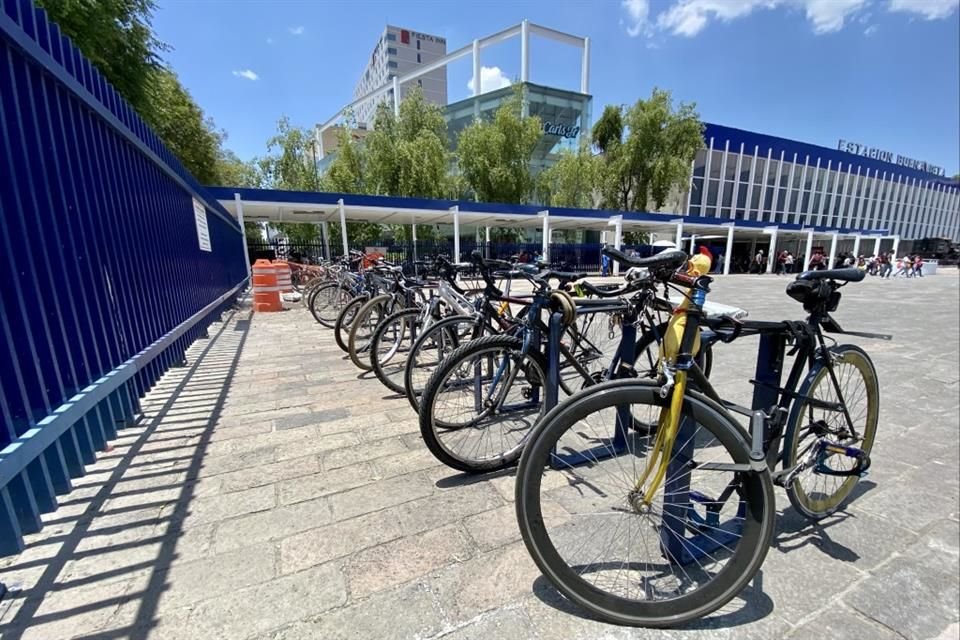 Ante la alta demanda en el biciestacionamiento, usuarios detallaron que tienen que encadenar sus vehículos en postes y rejas.