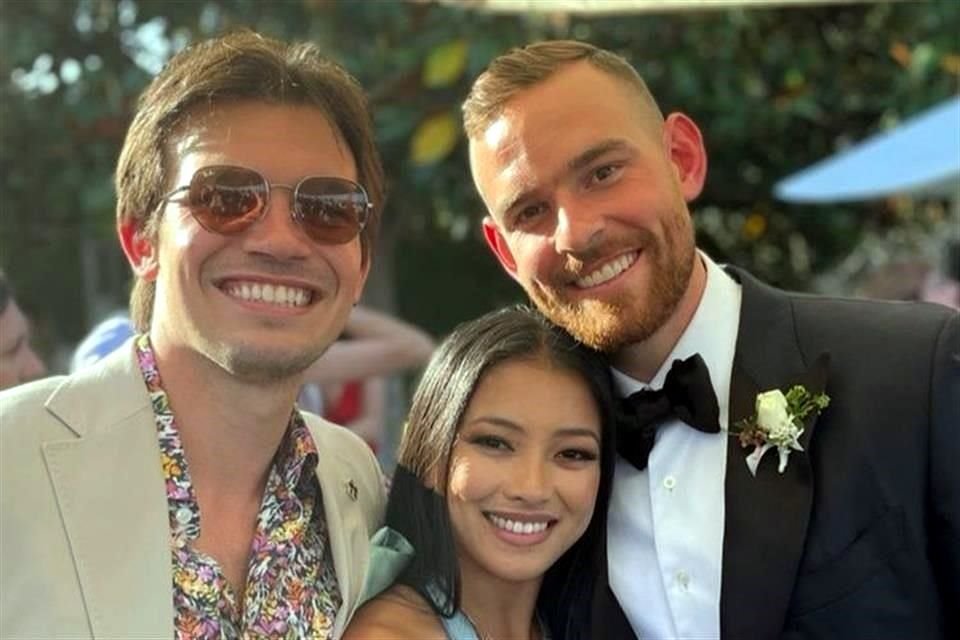 Janssen posa con unos invitados a su boda.