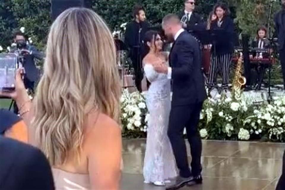 El delantero de Rayados y su ahora mujer se casaron en Santa Bárbara, California.