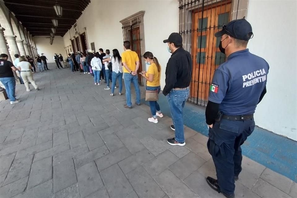 Larga fila a temprana hora en casilla instalada en la sede del Congreso de Durango.