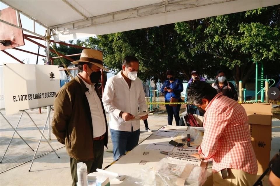 El senador Raúl Bolaños-Cacho Cué ejerce su voto en Oaxaca.