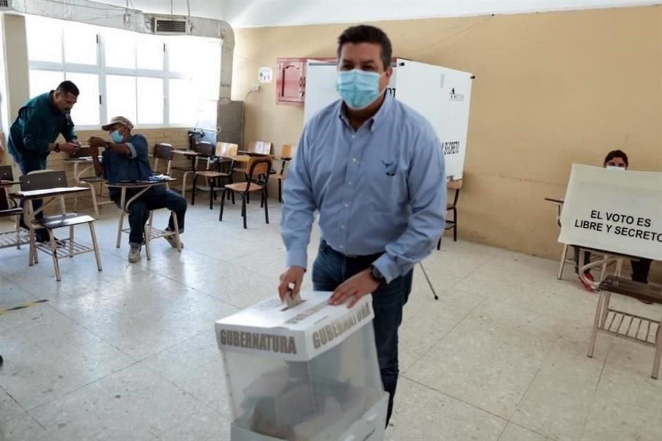 El Gobernador de Tamaulipas acudió a votar en una casilla ubicada en una secundaria de Reynosa.