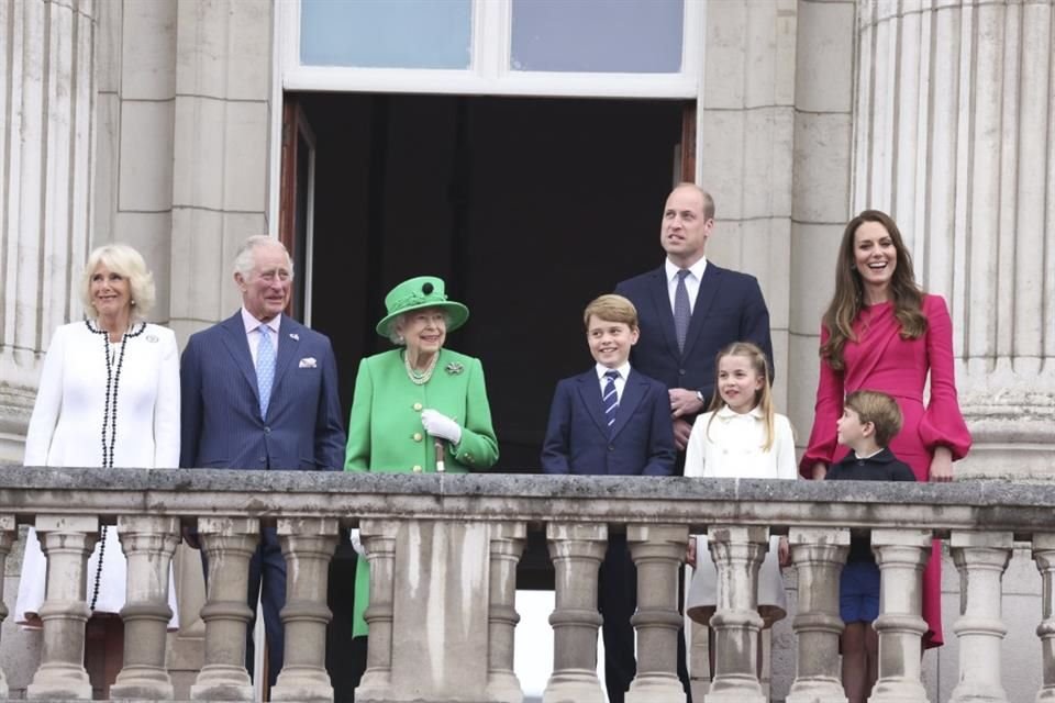 Isabel II estuvo acompañada por el Príncipe Carlos, Camilla Parker, el Príncipe Guillermo y Catalina Middleton.