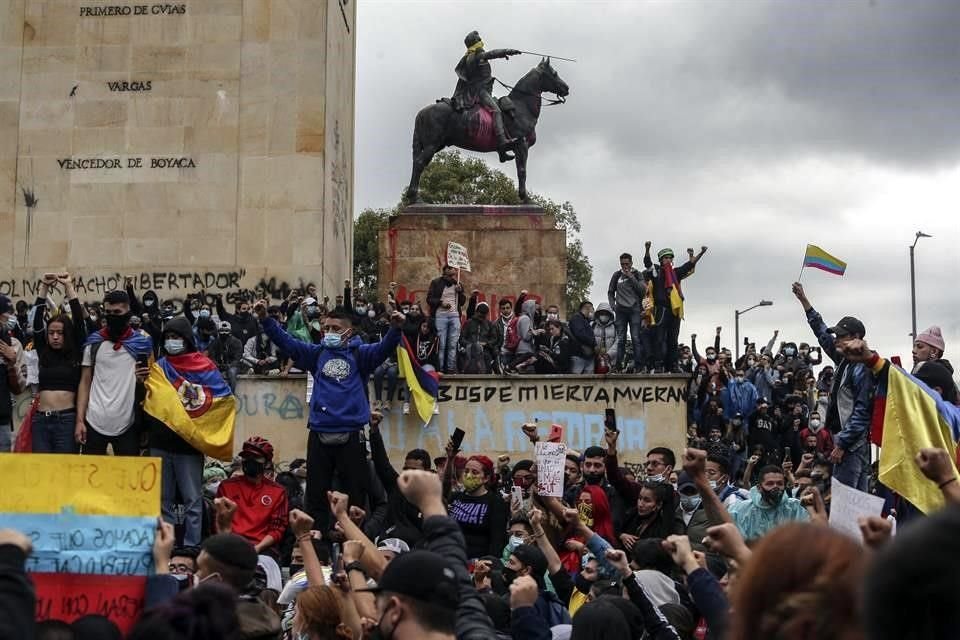 Manifestantes protestan en Bogotá.