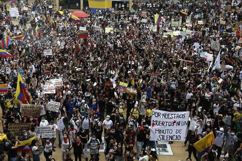 Músicos tocan sus instrumentos como parte de una protesta en Medellín.