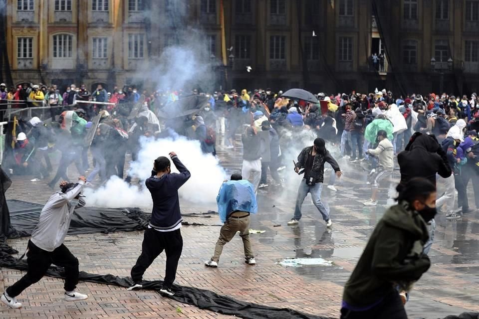 La policía lanzó gases lacrimógenos para dispersar las protestas.