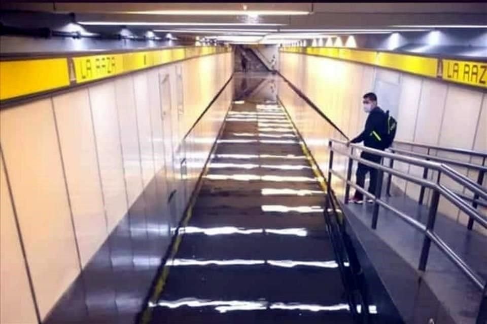 Tras amanecer inundados por la lluvia de anoche, los accesos a la estación del Metro La Raza, de la línea 5, fueron reabiertos en su totalidad.