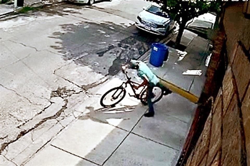 El ladrón tranquilamente roba y se retira del lugar en la bicicleta.