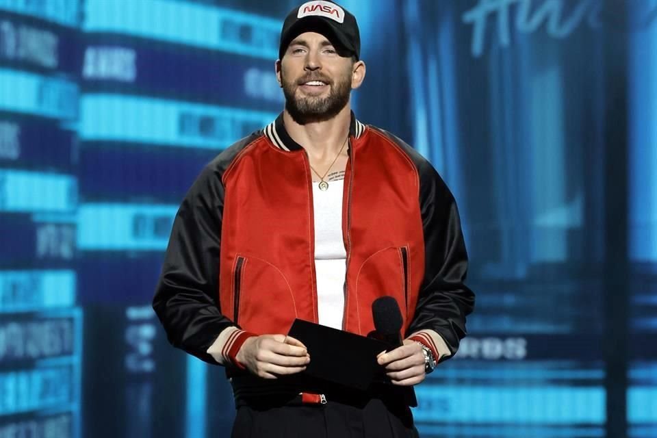 Chris Evans fue de los pocos invitados sorpresa. Presentó uno de los premios principales.