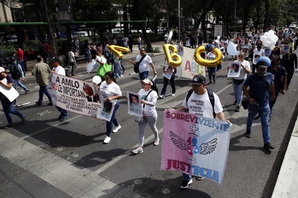 El contingente partió de la columna del Ángel al Zócalo. Padres de los menores lamentaron que el caso siga impune.