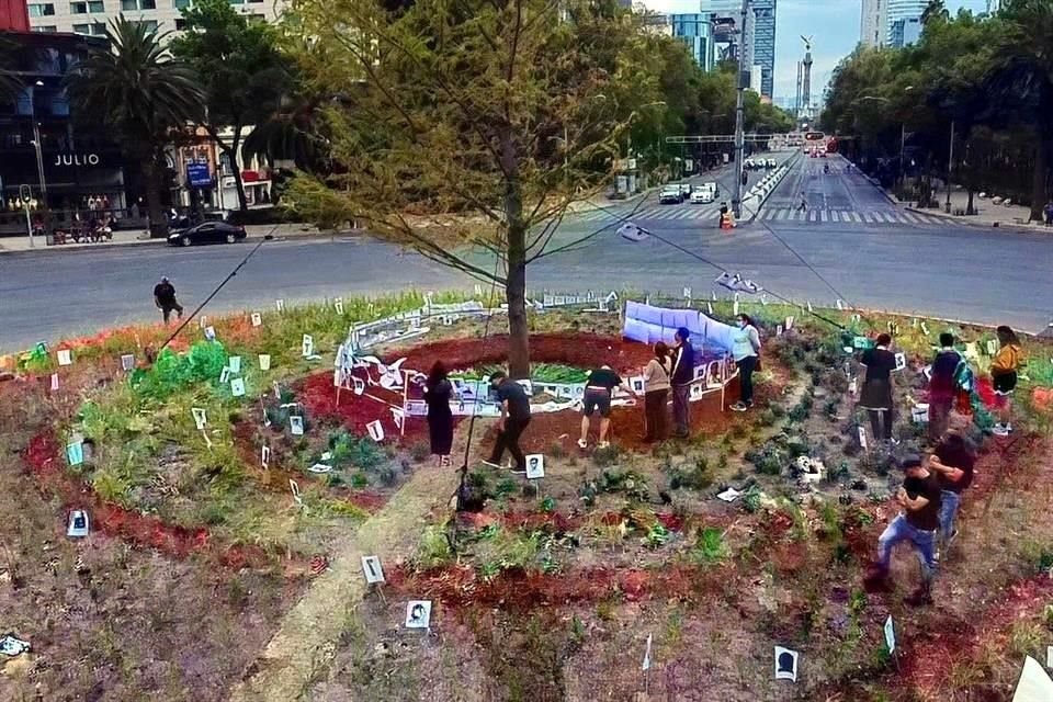 Reprochan familiares de desaparecidos negativa a memorial durante ceremonia dol Gobierno para plantar ahuehuete en glorieta de Reforma.