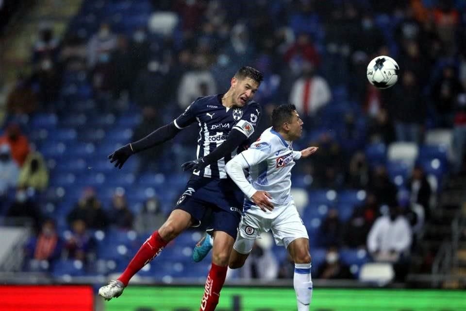 César Montes durante el choque ante Cruz Azul de la Jornada 3 del Clausura 2022.