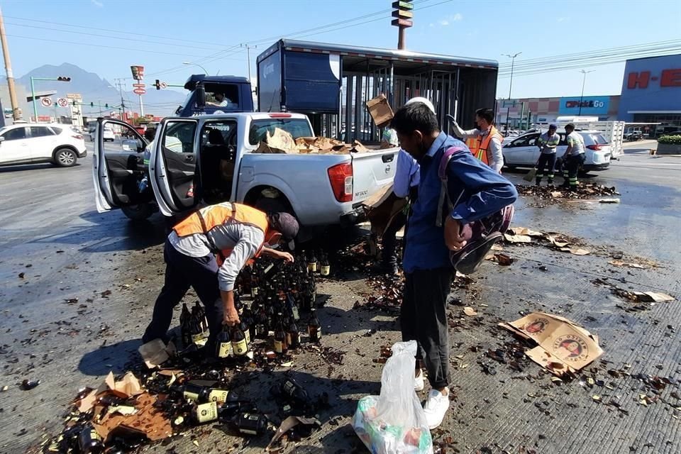 Al dar una vuelta sin bajar la velocidad, el conductor de un tráiler de una empresa cervecera tiró parte de la carga en la vialidad, en el norte de la Ciudad.
