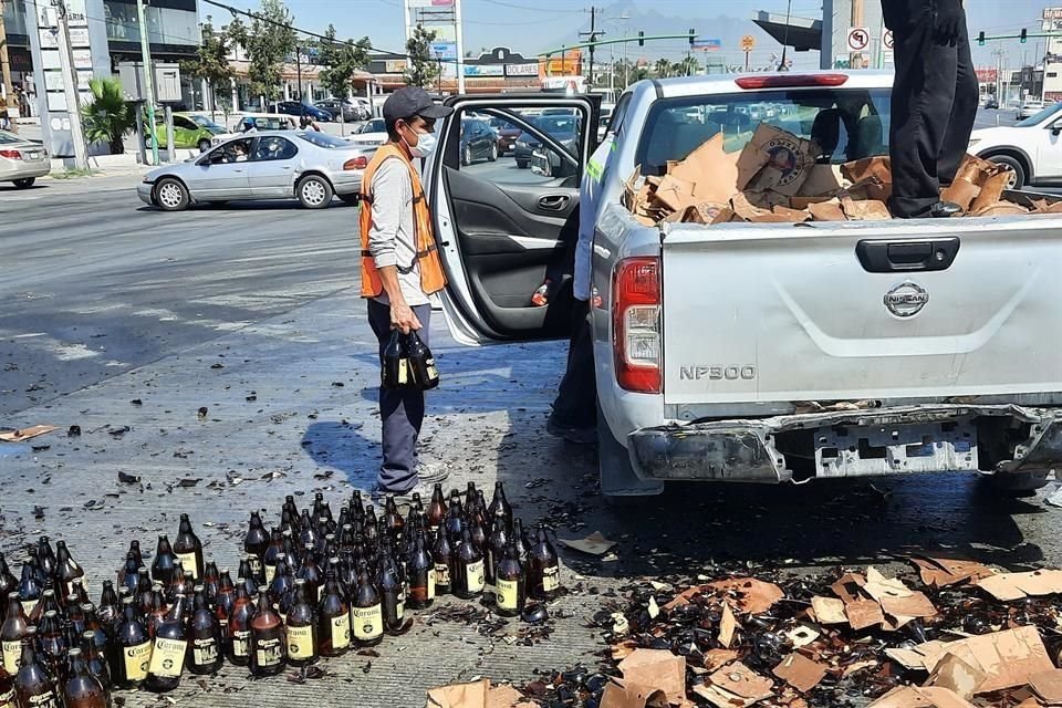 En el lugar, quedó derramado el líquido y cientos de botellas de cerveza quebradas, de las denominadas caguamas.