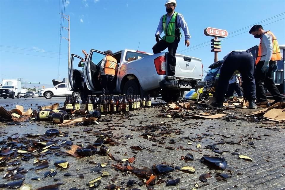 Además de la pérdida de la mercancía, algunas otras botellas quedaron intactas tras la caída.