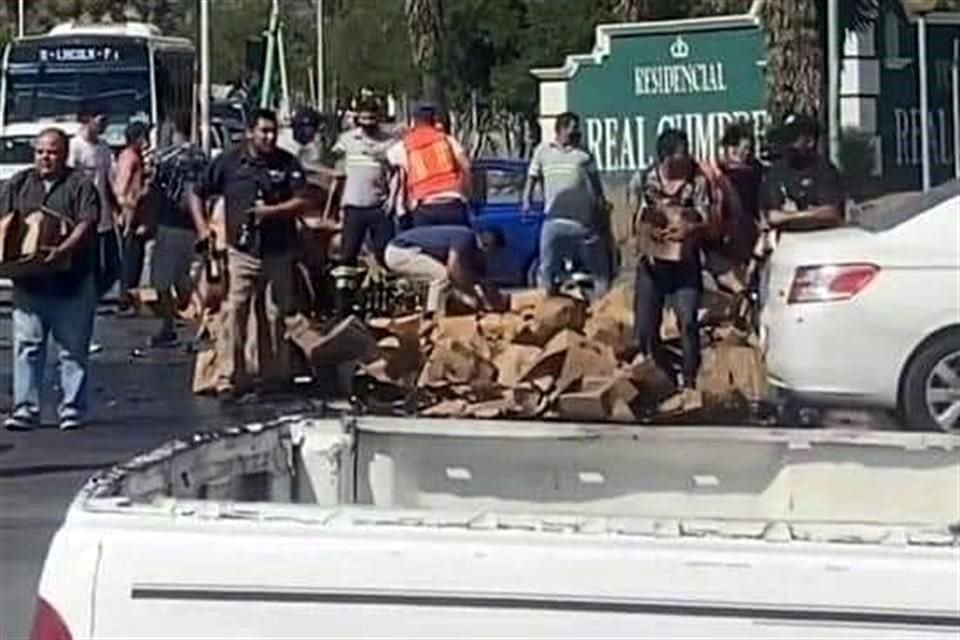 Pero muchas no se salvaron de que se las llevaran algunos automovilistas y peatones que pasaban por el lugar.