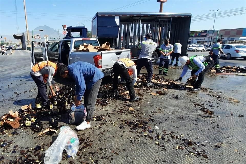 Debido a que a unos 500 metros están los depósitos de la empresa, de donde acababa de salir la unidad, trabajadores acudieron con otro camión y una camioneta para levantar los vidrios y cajas.