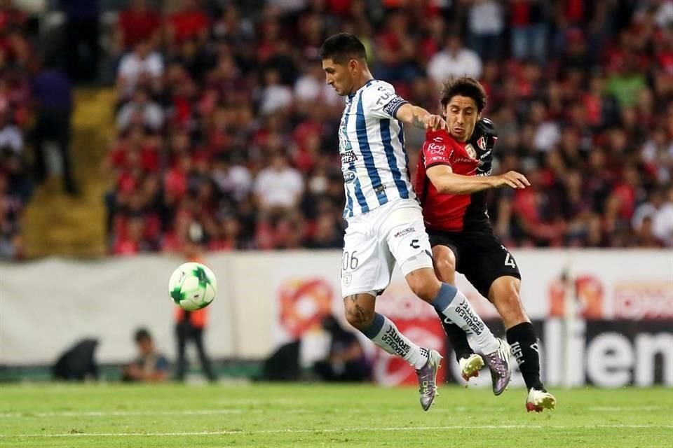El mediocampista del Pachuca, Víctor Guzmán, realizó una transmisión en vivo para aclarar rumores sobre un posible traspaso a otro club.