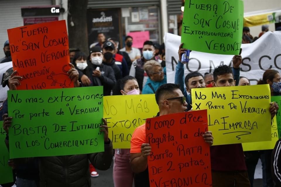 Los vendedores dicen estar cansados de ser amedrentados para pagar cuotas a cambio de que no dañen a sus familias.